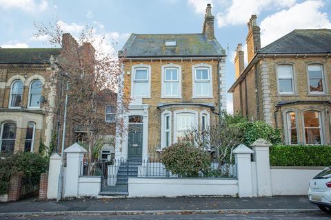 5 bed property, in Marlborough Road, £600,000