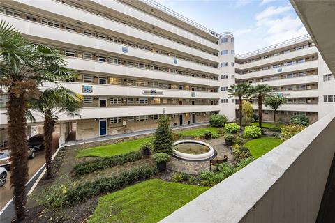 2 bed property, in Lichfield Court, £585,000