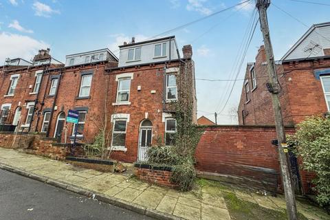 4 bed property, in Pennington Grove, £195,000