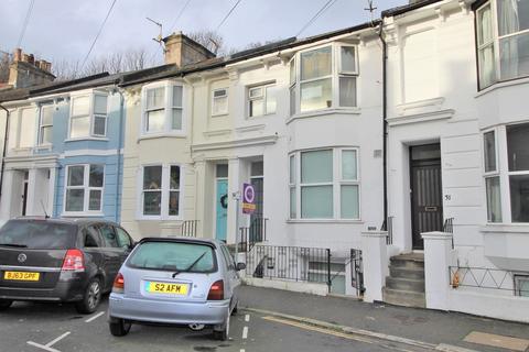 2 bed property, in Argyle Road, £200,000