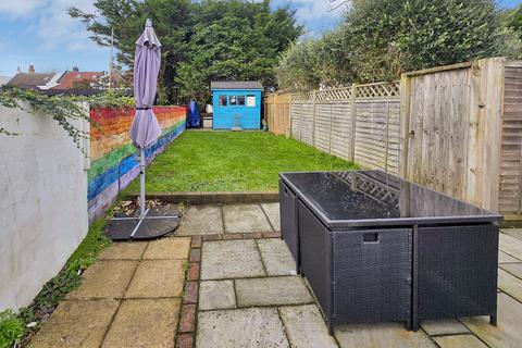 2 bed property, in Wilbury Gardens, £399,950