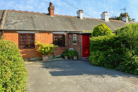 2 bed property, in Evendons Lane, £400,000