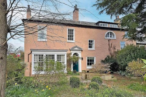 4 bed property, in High Street, £450,000