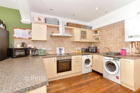 3 bed property, in Beachfield Road, £150,000