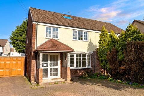 3 bed property, in St. Marys Drive, £450,000