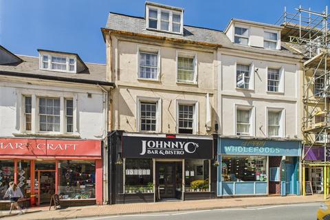 4 bed property, in High Street, £300,000