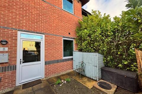 1 bed property, in Kettlestring Lane, £140,000