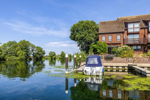 3 bed property, in Temple Mill Island, £1,145,000