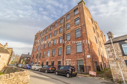 1 bed property, in Chapel Lane, £80,000