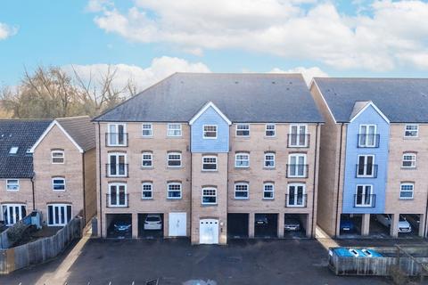 2 bed property, in Dobede Way, £140,000