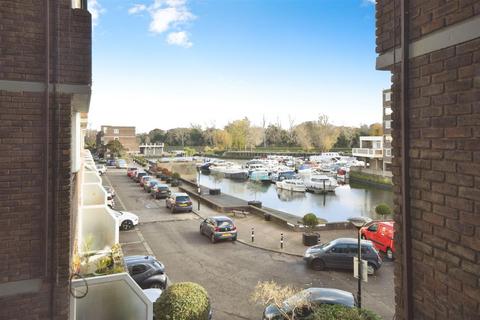 2 bed property, in Justin Close, £325,000