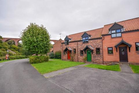 2 bed property, in Endeavour Court, £185,000
