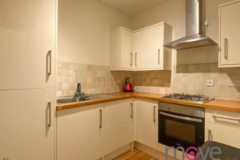 1 bed property, in High Street, £100,000