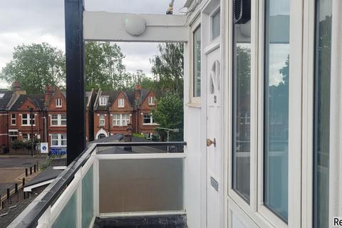 2 bed property, in Barringer Square, £350,000
