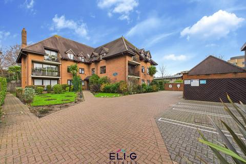 2 bed property, in Langley Court, £549,950