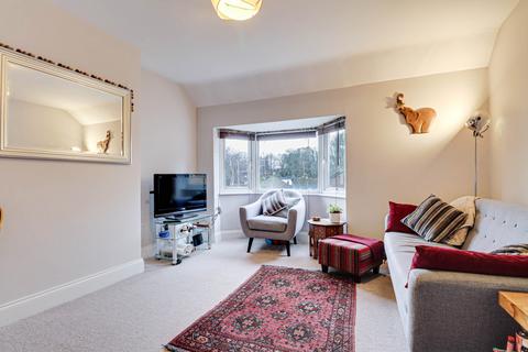 2 bed property, in Kenton Gardens, £325,000