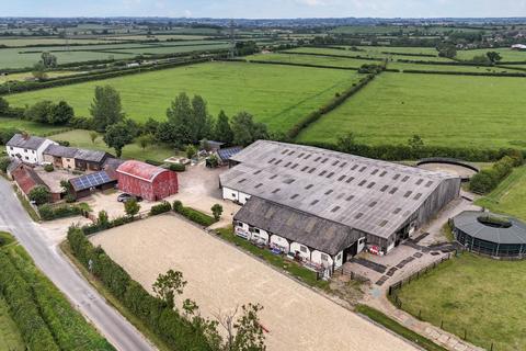 5 bed property, in Buckinghamshire - Equestrian 22.5 Acres, £2,250,000