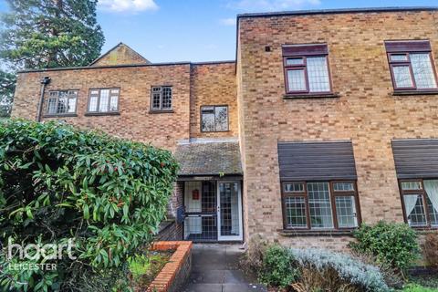 2 bed property, in Stoneygate Road, £120,000