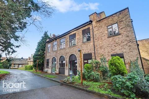 2 bed property, in Stoneygate Road, £120,000
