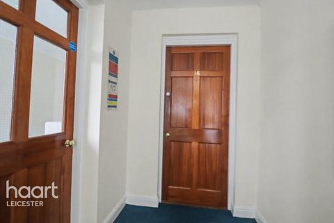 2 bed property, in Stoneygate Road, £120,000