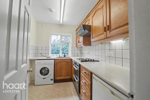 2 bed property, in Stoneygate Road, £120,000