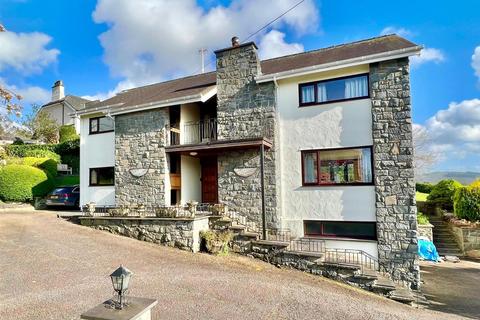 4 bed property, in Town Hill, £550,000