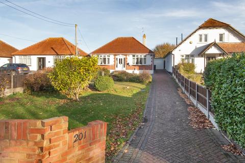 2 bed property, in Main Road, £450,000