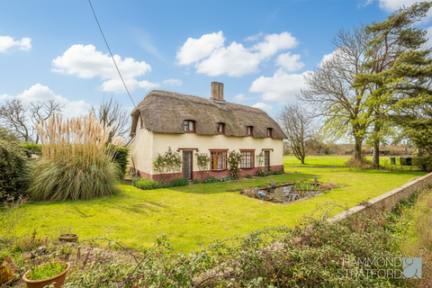 3 bed property, in Pages Lane, £325,000