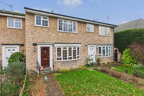 3 bed property, in Victoria Close, £750,000