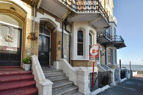 1 bed property, in Albert Road, £152,500