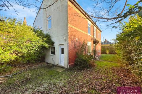 3 bed property, in Ashford Road, £290,000