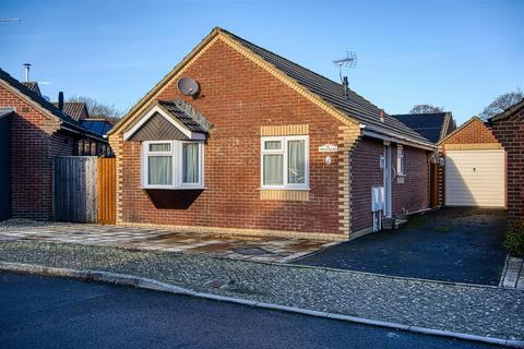 2 bed property, in Dashwood Close, £285,000