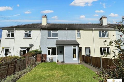 2 bed property, in Broad Lane, £220,000