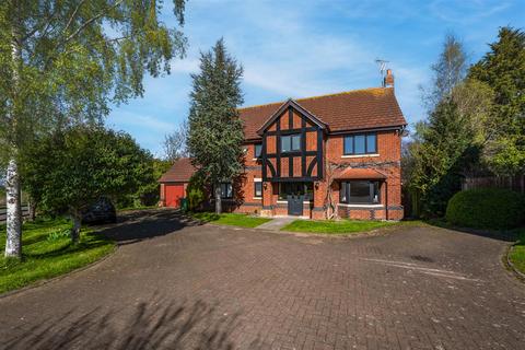 5 bed property, in Valley Lane, £649,000