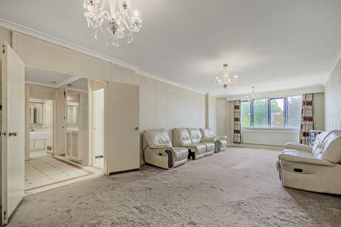 2 bed property, in 21 Wellington Road, £800,000