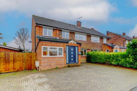 4 bed property, in Downs Park, £600,000