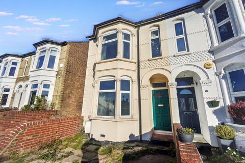 3 bed property, in Queens Road, £345,000