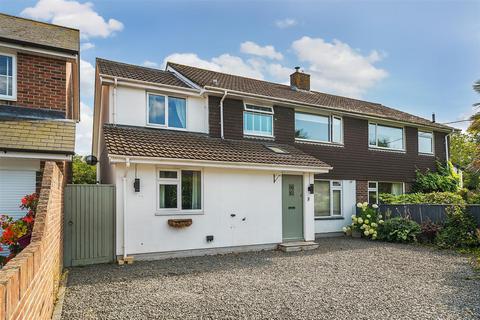 4 bed property, in Firmount Close, £450,000