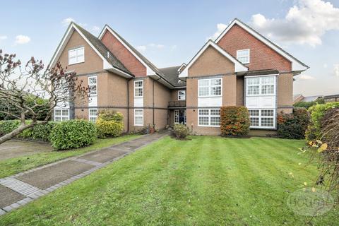 2 bed property, in Bourne Heights, £270,000