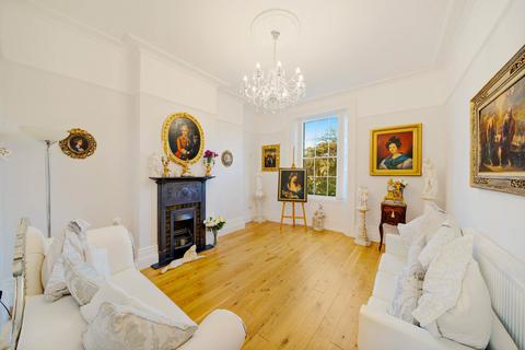 2 bed property, in Royal Crescent, £239,950