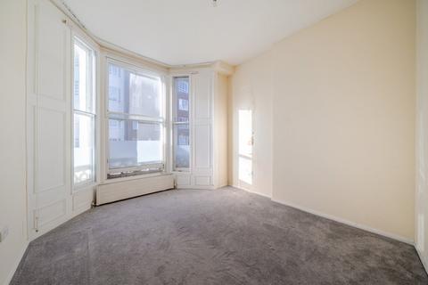 2 bed property, in Hatherley Grove, £650,000