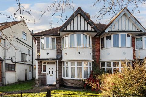 3 bed property, in Hale Drive, £725,000