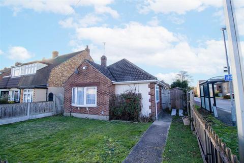 2 bed property, in Railway Approach, £425,000