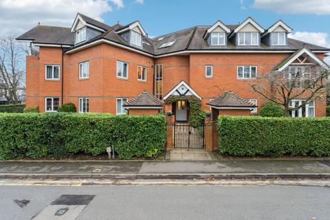2 bed property, in Grove Road, £825,000