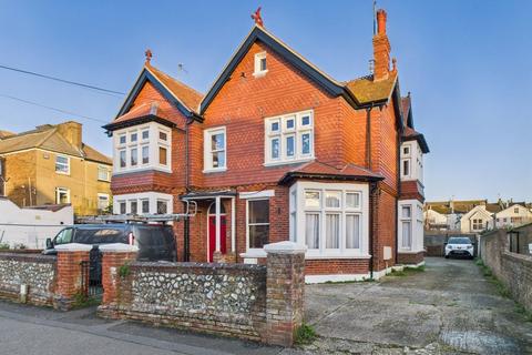 1 bed property, in Queens Road, £230,000
