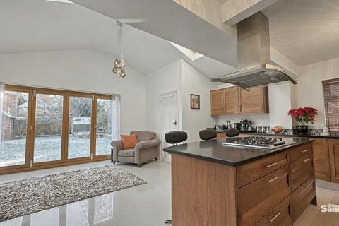 5 bed property, in Alexandra Avenue, £612,500