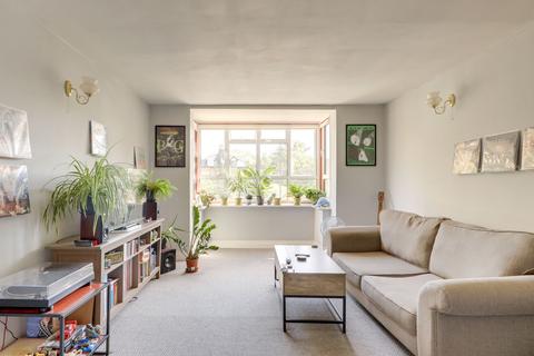1 bed property, in St German's Road, £250,000