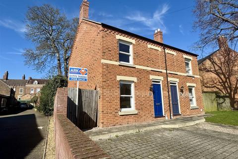 2 bed property, in Holland Road, £160,000