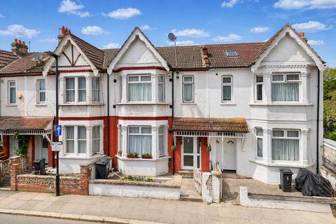 3 bed property, in Sunnycroft Road, £535,000