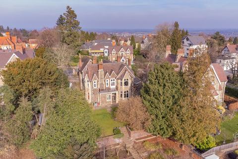 8 bed property, in Avenue Road, £1,100,000